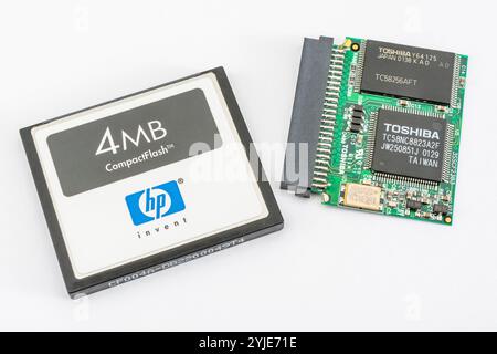 Cartes CompactFlash héritées - 4 Mo HP (à partir de 2000) et carte CF de 32 Mo démontage (marque inconnue). La puce mémoire est au-dessus de la carte PCB. Banque D'Images