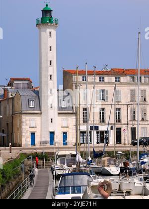 Port et célèbre Phare blanc et vert de la Rochelle en France, région Poitou Charentes, Charente maritime département Banque D'Images