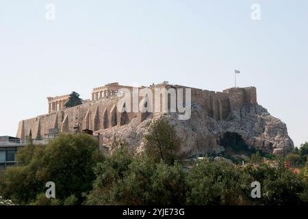 Athènes. Vue sur l'Acropole et les murs depuis l'Olympien Zeus (Olympeion). Attica. Grèce centrale. Banque D'Images