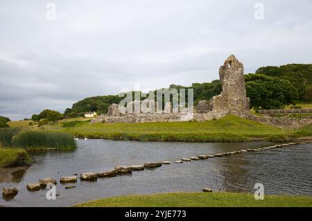 Les ruines du château d'Ogmore sur la rive de la rivière Ewenny dans la vallée de Glamorgan au pays de Galles. Banque D'Images