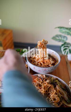 Khao soi Chiang Tung est servi dans un bol avec des nouilles de riz collantes et une soupe savoureuse de style Chiang Tung. Le délicieux Khao soi Chiang Tung i. Banque D'Images