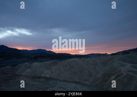 Lever de soleil à Zabriskie point, un point de vue dans la zone de la chaîne d'Amargosa du parc national de la Vallée de la mort., Sonnenaufgang am Zabriskie point, Aussichtspunkt im Banque D'Images