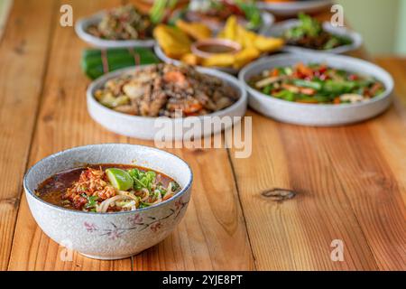 Khao soi Chiang Tung est servi dans un bol avec des nouilles de riz collantes et une soupe savoureuse de style Chiang Tung. Le délicieux Khao soi Chiang Tung i. Banque D'Images