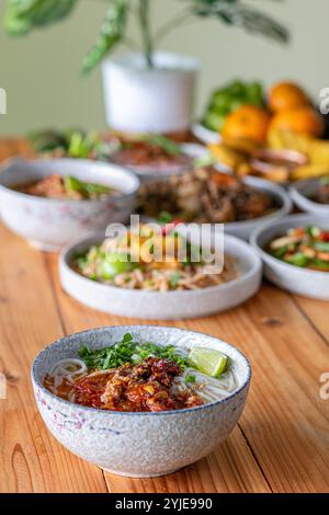 Khao soi Chiang Tung est servi dans un bol avec des nouilles de riz collantes et une soupe savoureuse de style Chiang Tung. Le délicieux Khao soi Chiang Tung i. Banque D'Images