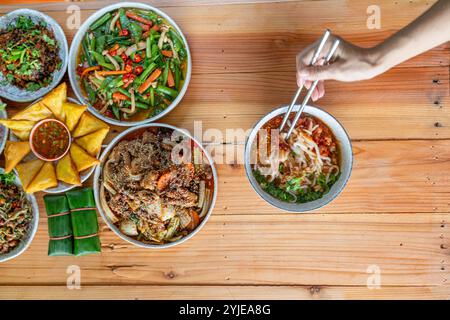 Khao soi Chiang Tung est servi dans un bol avec des nouilles de riz collantes et une soupe savoureuse de style Chiang Tung. Le délicieux Khao soi Chiang Tung i. Banque D'Images