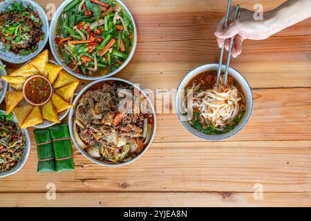 Khao soi Chiang Tung est servi dans un bol avec des nouilles de riz collantes et une soupe savoureuse de style Chiang Tung. Le délicieux Khao soi Chiang Tung i. Banque D'Images