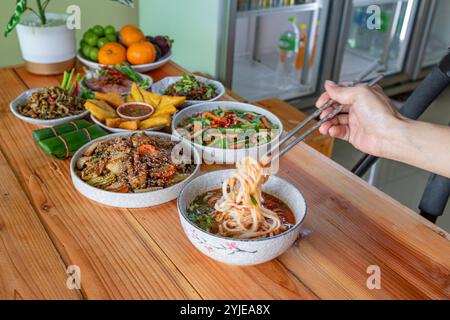 Khao soi Chiang Tung est servi dans un bol avec des nouilles de riz collantes et une soupe savoureuse de style Chiang Tung. Le délicieux Khao soi Chiang Tung i. Banque D'Images