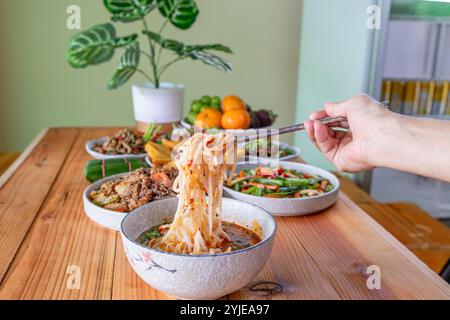 Khao soi Chiang Tung est servi dans un bol avec des nouilles de riz collantes et une soupe savoureuse de style Chiang Tung. Le délicieux Khao soi Chiang Tung i. Banque D'Images