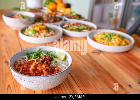 Khao soi Chiang Tung est servi dans un bol avec des nouilles de riz collantes et une soupe savoureuse de style Chiang Tung. Le délicieux Khao soi Chiang Tung i. Banque D'Images