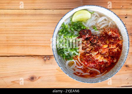 Khao soi Chiang Tung est servi dans un bol avec des nouilles de riz collantes et une soupe savoureuse de style Chiang Tung. Le délicieux Khao soi Chiang Tung i. Banque D'Images