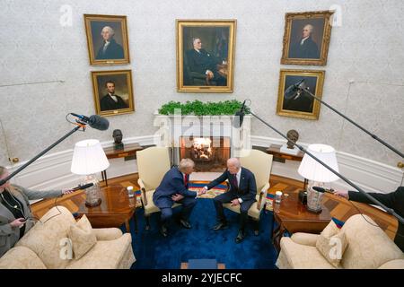Washington, États-Unis. 13 novembre 2024. U. Le président Joe Biden, à droite, salue le président élu Donald Trump lors d'une réunion bilatérale au Bureau ovale de la Maison Blanche, le 13 novembre 2024, à Washington, DC crédit : Oliver Contreras/White House photo/Alamy Live News Banque D'Images