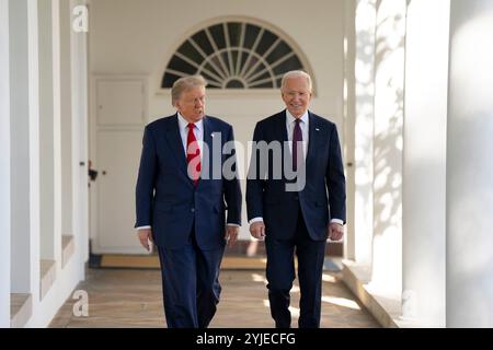 Washington, États-Unis. 13 novembre 2024. U. Le président Joe Biden, à droite, marche avec le président élu Donald Trump, à gauche, sur la Colonnade de la Maison Blanche, le 13 novembre 2024, à Washington, DC crédit : Adam Schultz/White House photo/Alamy Live News Banque D'Images