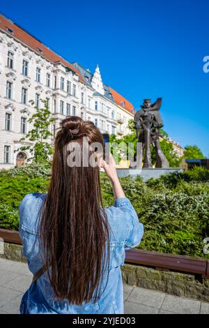 Turystka Robl zdjecie Pomnika Marynarza-sternika w Szczecinie / Tourist prend une photo de Monument du marin - tireur à Szczecin Banque D'Images