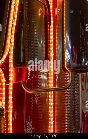 Un réveillon du nouvel an, la veille de Noël, le Père Noël Coca-Cola van conduit à travers la ville du soir ; Autriche, Vienne, 5 décembre 2023. Banque D'Images