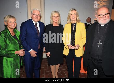 14 novembre 2024, Bavière, Munich : Kirsten Fehrs (de gauche à droite), évêque et actuel président du Conseil EKD, Frank-Walter Steinmeier (SPD), président fédéral, Ulrike Scharf (CSU), ministre d'État bavarois de la famille, du travail et des Affaires sociales, Katja Wildermuth, directrice de la radiodiffusion bavaroise, et Reinhard Marx, cardinal et président de la Commission journalistique de la Conférence épiscopale allemande, présents dans l'église Mark's Church's à la cérémonie du 70e anniversaire de Wonnum. Markus Church à la cérémonie pour marquer le 70e anniversaire du programme de l'église 'Das Wort zu Banque D'Images