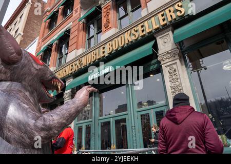 New York, États-Unis. 14 novembre 2024. Les travailleurs de Barnes and Noble, les membres de la Writers Guild of America East et d'autres libraires se rassemblent devant le site de Barnes and Noble Union Square, qui abrite le siège de la société, pour protester contre une augmentation des salaires à New York, le 14 novembre 2024. (Photo de Lily Ride/Sipa USA) crédit : Sipa USA/Alamy Live News Banque D'Images