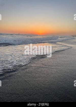 Coucher du soleil sur les vagues douces de Californie Banque D'Images