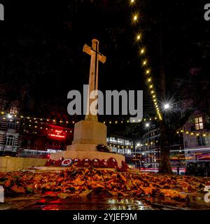 Mémorial de guerre de Sloane Square à Chelsea, Londres avec des couronnes de coquelicots posées sous la croix pour le jour du souvenir. Banque D'Images