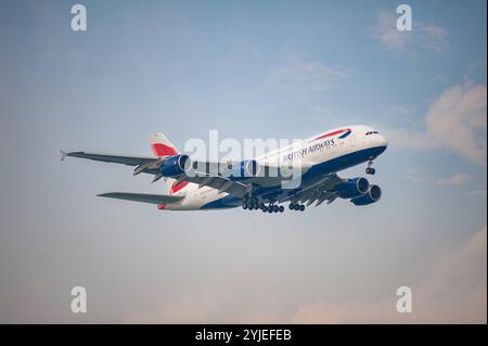 22.10.2024, Singapur, Republik Singapur, Asien - Ein Passagierflugzeug der British Airways vom Typ Airbus A380-841 mit der Registrierung G-XLEH im Landeanflug auf den internationalen Flughafen Changi. British Airways ist Mitglied der oneworld Luftfahrtallianz, einem internationalen Netzwerk von Fluggesellschaften. *** 22 10 2024, Singapour, République de Singapour, Asie Un Airbus A380 841 de British Airways, immatriculé G XLEH, approche de l'aéroport international de Changi British Airways est membre de l'alliance aérienne oneworld, un réseau international de compagnies aériennes Banque D'Images