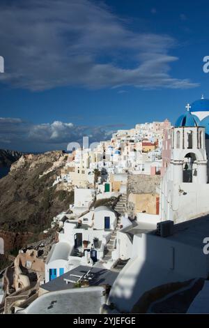 Oia sur l'île de Thira, ou Thera, est une petite ville sur l'archipel grec de Santorin dans les Cyclades., Oia auf der Insel Thira, oder Thera, ist Banque D'Images