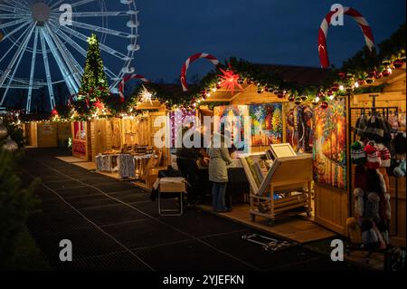 Cambridge, Royaume-Uni. 14 novembre 2024. Les détenteurs de stalles sont vus apporter la touche finale à leurs stalles le jour de l'ouverture. Le 14 novembre 2024, un village festif appelé “Christmas in Cambridge” ouvre ses portes au Parker’s Piece à Cambridge, et il proposera du patin à glace, un marché de Noël et d’autres activités festives. Crédit : David Tramontan / Alamy Live News Banque D'Images