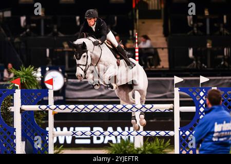 Stuttgart, Allemagne. 14 novembre 2024. Platz Hendrik von Eckermann (SWE) auf Calizi Preis der Firma XXL-Sicherheit Zeitspringpruefung International Qualifikation zum Stuttgart German Masters GER, Stuttgart German Masters 2024, 38. internationale Reitturnier, 14.11.2024 Foto : Eibner-Pressefoto/Roger Buerke crédit : dpa/Alamy Live News Banque D'Images