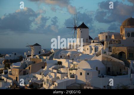 Oia sur l'île de Thira, ou Thera, est une petite ville sur l'archipel grec de Santorin dans les Cyclades., Oia auf der Insel Thira, oder Thera, ist Banque D'Images