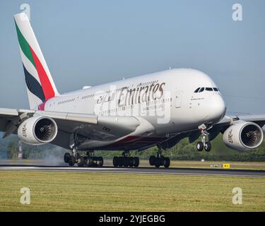 Emirates Airbus A380 arrive à l'aéroport de Manchester. Banque D'Images