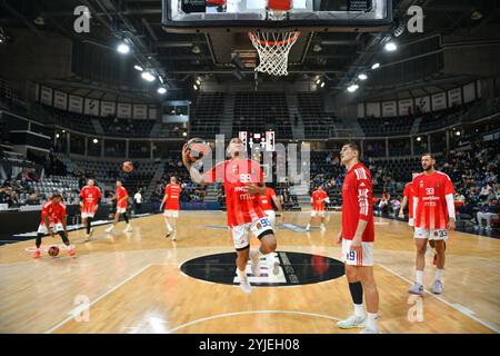 Villeurbanne, France. 14 novembre 2024. L'équipe Crvena zvezda Meridianbet lors du match de basket-ball de Turkish Airlines EuroLeague entre LDLC ASVEL et Crvena zvezda Meridianbet le 14 novembre 2024 à Astroballe à Villeurbanne, France - photo Cyril lestage/DPPI crédit : DPPI Media/Alamy Live News Banque D'Images