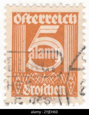 AUTRICHE - 1925 juin 01 : timbre-poste à 5 groschen représentant un chiffre de valeur et l'ornement géométrique réalisé dans le style de l'Art Déco, une sorte de modernisme du début du 20ème siècle. C'est un style d'arts visuels, d'architecture et de design de produits, qui est apparu pour la première fois à Paris dans les années 1910 et a prospéré aux États-Unis et en Europe entre les années 1920 et le début des années 1930 Grâce au style et à la conception de tout ce qui va des grandes structures aux petits objets, y compris la façon dont les gens regardent, l'art déco a influencé les ponts, les paquebots, les trains, les voitures, les camions, bus, meubles et objets du quotidien Banque D'Images