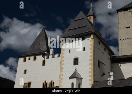 Mauterndorf Castle est situé à Mauterndorf in Lungau dans l'état de Salzbourg., Die Burg Mauterndorf befindet sich in Mauterndorf im Lungau im Land Banque D'Images