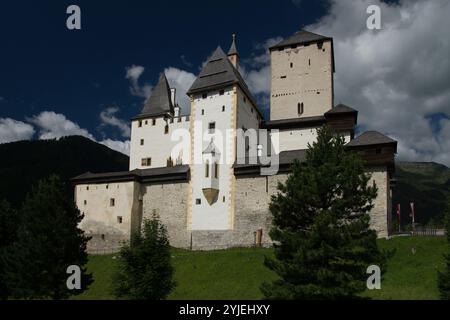 Mauterndorf Castle est situé à Mauterndorf in Lungau dans l'état de Salzbourg., Die Burg Mauterndorf befindet sich in Mauterndorf im Lungau im Land Banque D'Images