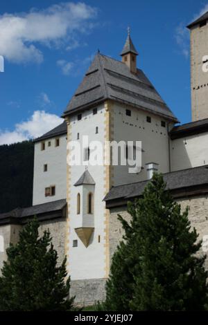 Mauterndorf Castle est situé à Mauterndorf in Lungau dans l'état de Salzbourg., Die Burg Mauterndorf befindet sich in Mauterndorf im Lungau im Land Banque D'Images