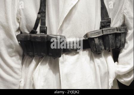 Sachets de munitions et ceinture dans l'uniforme d'hiver de l'armée allemande pendant la seconde Guerre mondiale (1939-1945). Musée letton de la guerre. Riga. Lettonie. Banque D'Images