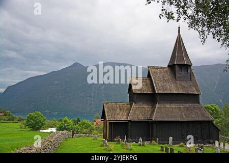 L'église de la stave dans le village d'Ornes (urnes Stavkyrkje) est la plus ancienne des 28 églises de la stave encore en existence en Norvège., Die Stabkirche im Or Banque D'Images