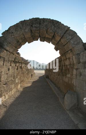 Stade à Olympia. Le tunnel voûté (IIIe siècle av. J.-C.) menant au stade. Grèce. Banque D'Images