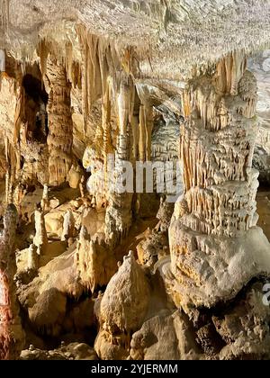 Une photographie capture un gros plan de stalactites vibrantes dans une grotte isolée. Banque D'Images