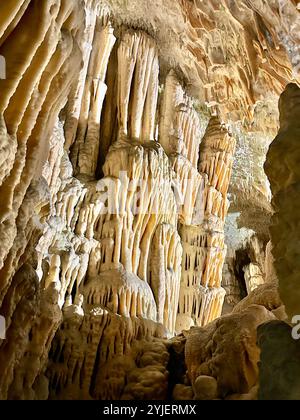 Une photographie capture un gros plan de stalactites vibrantes dans une grotte isolée. Banque D'Images