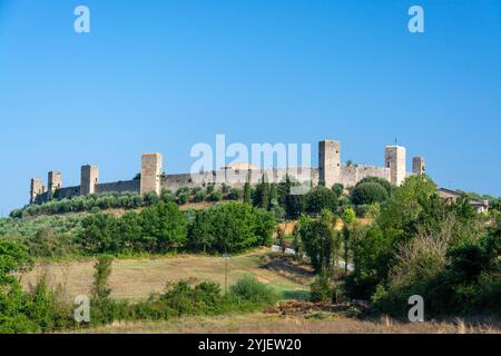 Monteriggioni a été construit par la République de Sienne entre 1213 et 1219 comme une base défensive pour observer la région autour de la vallée d'Elsa et le Fortre Banque D'Images