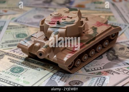 Deux chars militaires, dollars américains, gros plan. Concept : dépenses en armements, aide militaire, commerce des armes Banque D'Images