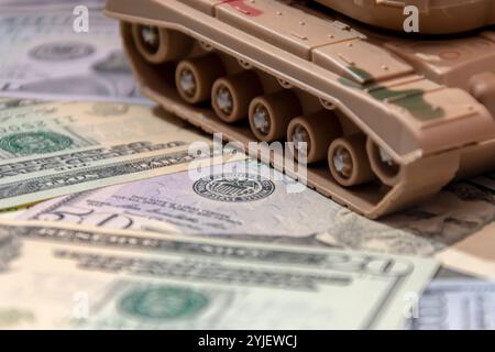 Deux chars militaires, dollars américains, gros plan. Concept : dépenses en armements, aide militaire, commerce des armes Banque D'Images