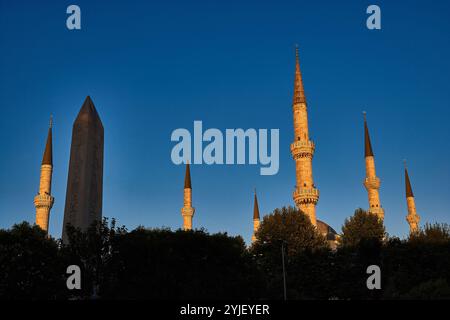 Les six minarets et l'obélisque de la Mosquée bleue à Istanbul, Turkiye. Banque D'Images