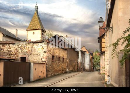 Ribeauville, Haut Rhin, Alsace, France - 19 octobre 2024 - ruelle arrière du village de Ribeauville avec son toit d'église en céramique insolite Banque D'Images