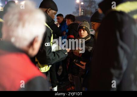 Saint Denis, France. 14 novembre 2024. Les supporters du contrôle de sécurité avant le match de football UEFA Ligue des Nations Ligue A, Groupe A2 entre la France et Israël au stade de France à Saint-Denis, dans la banlieue nord de Paris, le 14 novembre 2024. Photo Raphael Lafargue/ABACAPRESS. COM Credit : Abaca Press/Alamy Live News Banque D'Images