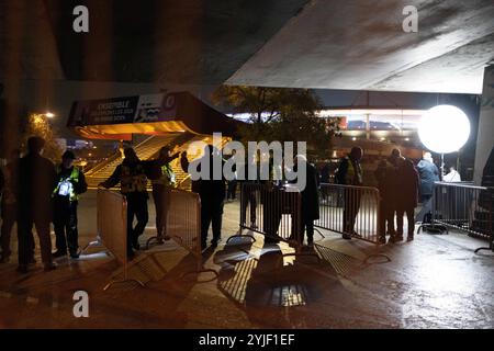 Saint Denis, France. 14 novembre 2024. Les supporters du contrôle de sécurité avant le match de football UEFA Ligue des Nations Ligue A, Groupe A2 entre la France et Israël au stade de France à Saint-Denis, dans la banlieue nord de Paris, le 14 novembre 2024. Photo Raphael Lafargue/ABACAPRESS. COM Credit : Abaca Press/Alamy Live News Banque D'Images