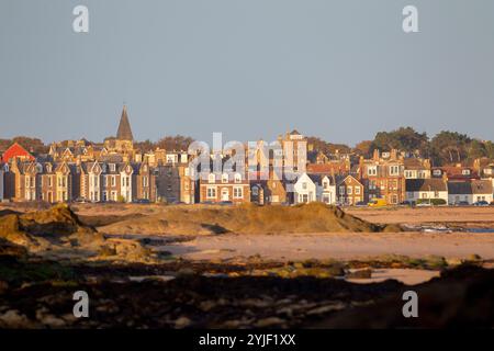 Lumière du soleil tôt le matin illuminant la plage et les bâtiments de North Berwick, East Lothian, Écosse, octobre 2024. Banque D'Images