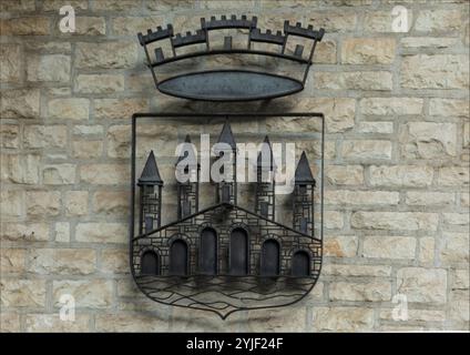 Cahors, Vallée du Lot, France - 13 novembre 2024 - le symbole de la ville de Cahors montrant l'ancien pont en métal comme une couche d'armoiries Banque D'Images