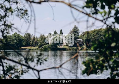 Paysages autour du Gour de Tazenat, un lac volcanique en Auvergne, France. Banque D'Images