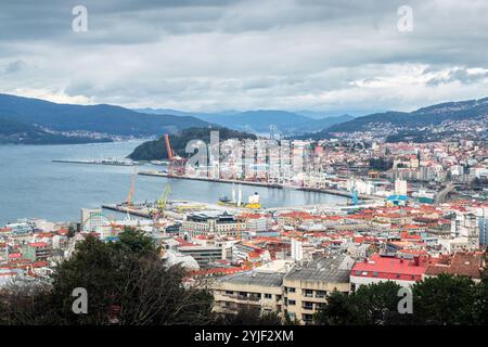 Vue sur la ville de Vigo en Galice, Espagne, avec son port et son terminal à conteneurs au centre. Banque D'Images