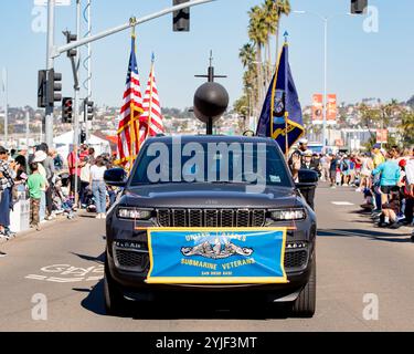 241111-N-SS900-1071 SAN DIEGO (11 novembre 2024) la Naval Submarine League et les marins affectés au commandant de l'escadron de sous-marins (CSS) 11 participent au défilé des vétérans de San Diego 2024 pendant la Fleet week San Diego, 11 novembre 2024. Fleet week San Diego est une occasion pour les résidents et les touristes de San Diego de rencontrer leurs équipes de la Marine, du corps des Marines et des garde-côtes et de découvrir les services maritimes américains. CSS-11, qui abrite quatre sous-marins d'attaque rapide de classe Los Angeles, capables de soutenir diverses missions, y compris : la guerre anti-sous-marine, la guerre anti-navire, la guerre de grève et intel Banque D'Images